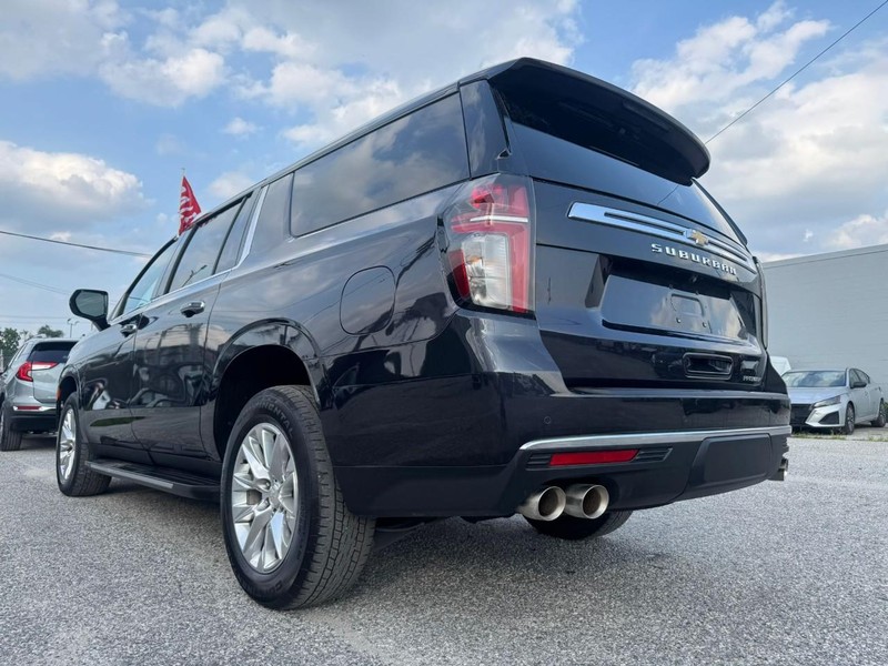 Chevrolet Suburban Vehicle Full-screen Gallery Image 15