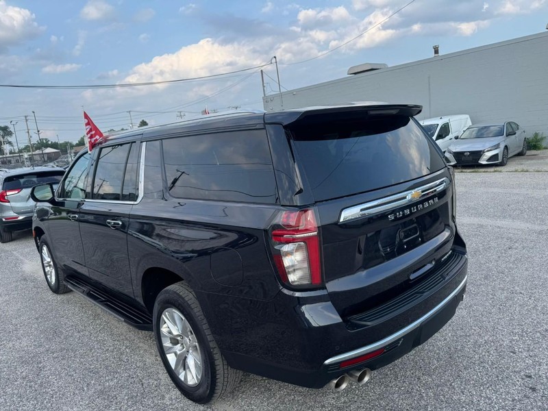 Chevrolet Suburban Vehicle Full-screen Gallery Image 16
