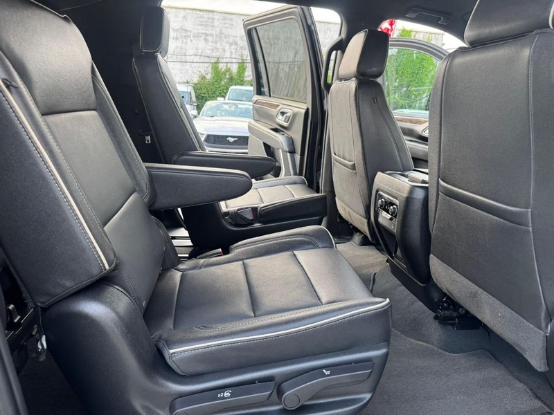 Chevrolet Suburban Vehicle Full-screen Gallery Image 18