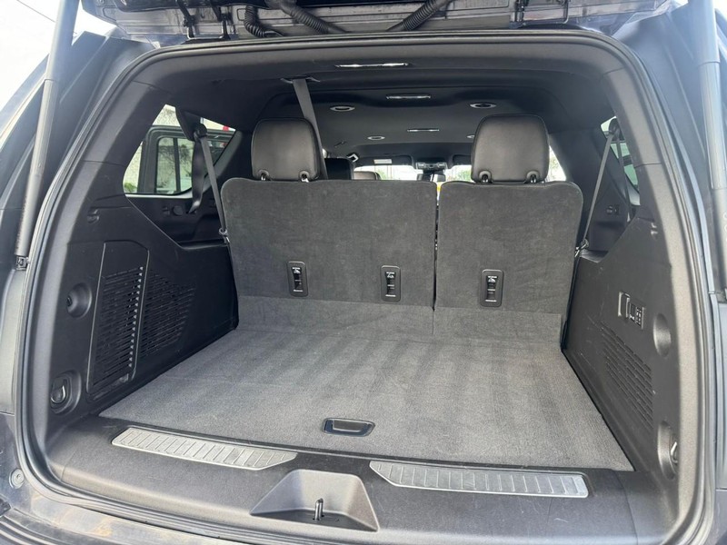 Chevrolet Suburban Vehicle Full-screen Gallery Image 19