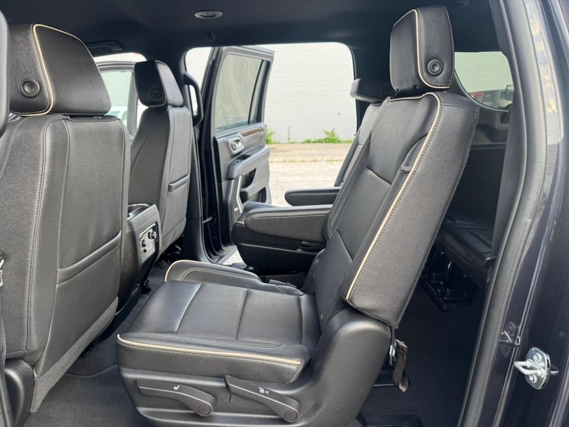 Chevrolet Suburban Vehicle Full-screen Gallery Image 20