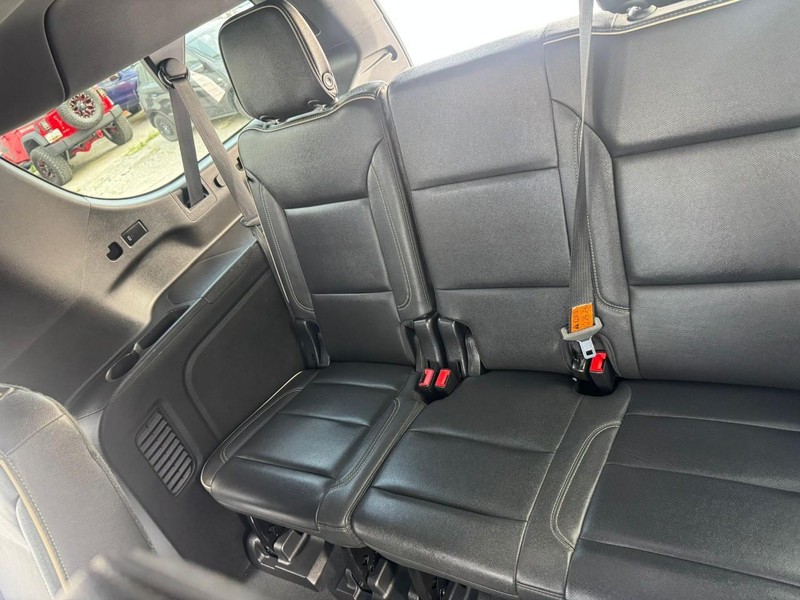 Chevrolet Suburban Vehicle Full-screen Gallery Image 21