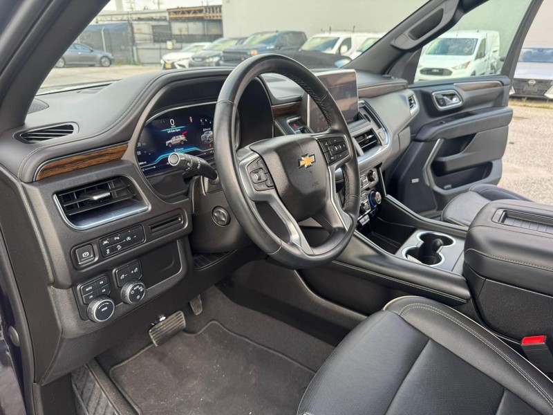 Chevrolet Suburban Vehicle Full-screen Gallery Image 22