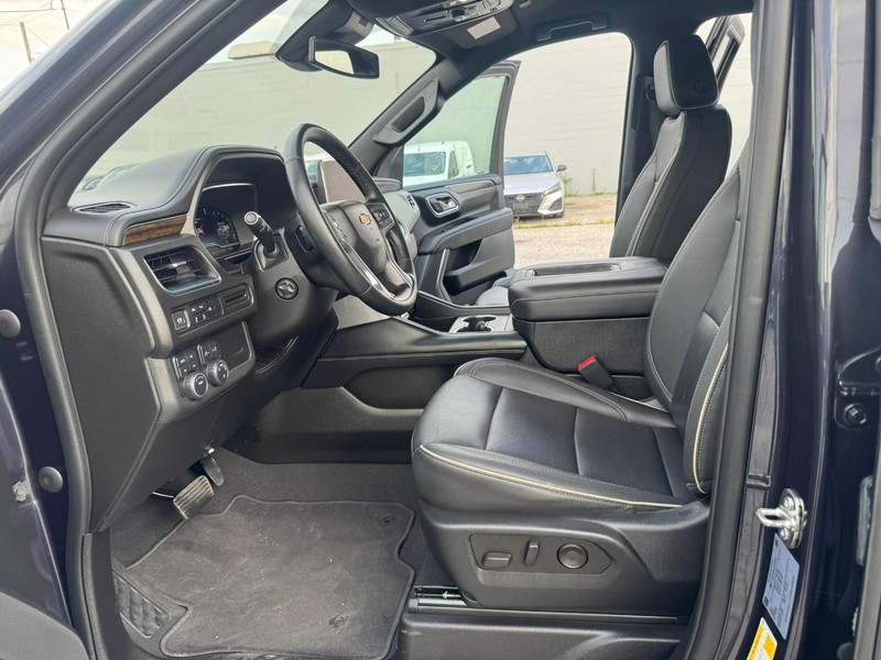 Chevrolet Suburban Vehicle Full-screen Gallery Image 23
