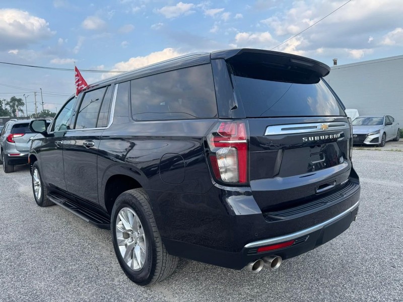 Chevrolet Suburban Vehicle Full-screen Gallery Image 24