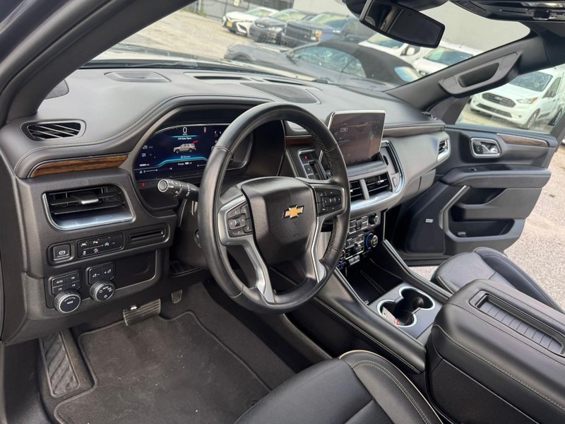 Chevrolet Suburban Vehicle Full-screen Gallery Image 29