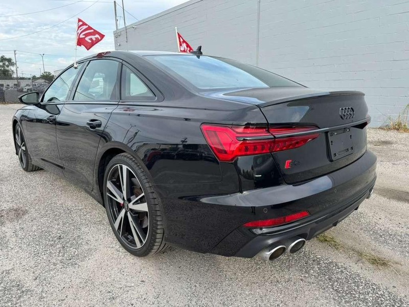 Audi S6 Sedan Vehicle Full-screen Gallery Image 10