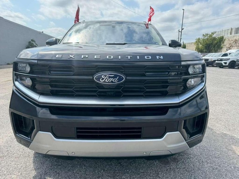 Ford Expedition Vehicle Full-screen Gallery Image 3