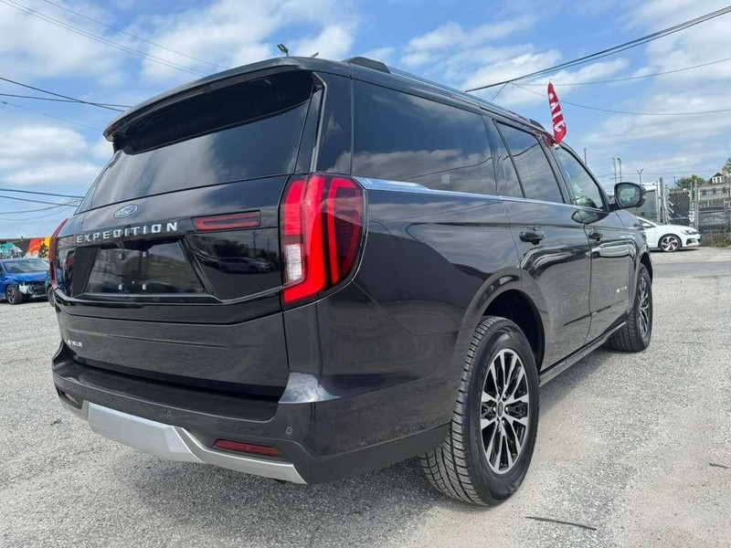 Ford Expedition Vehicle Full-screen Gallery Image 8