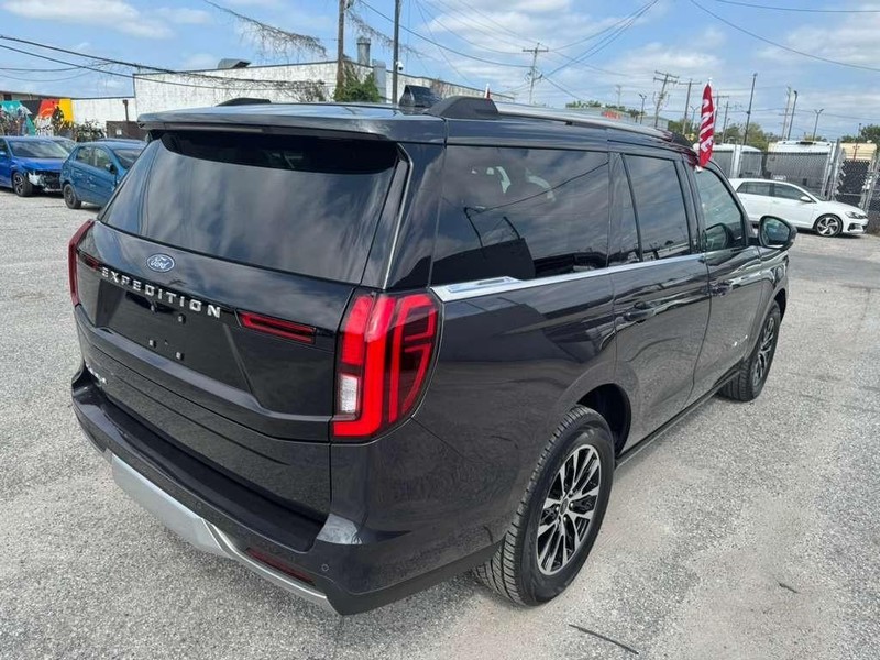 Ford Expedition Vehicle Full-screen Gallery Image 10