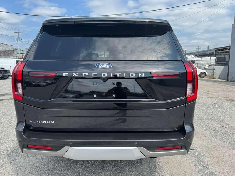 Ford Expedition Vehicle Full-screen Gallery Image 12