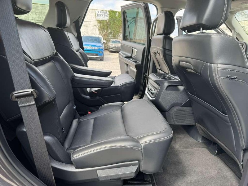 Ford Expedition Vehicle Full-screen Gallery Image 16