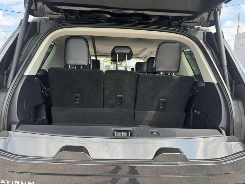 Ford Expedition Vehicle Full-screen Gallery Image 18