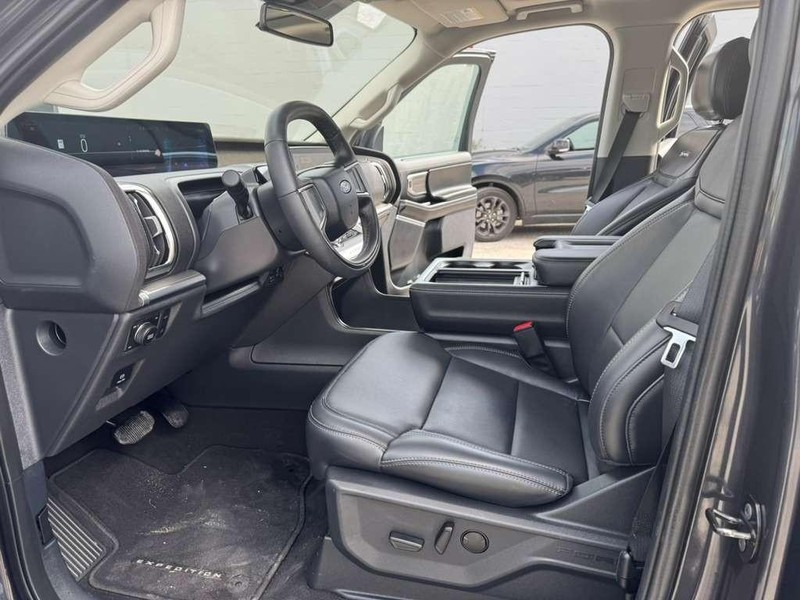 Ford Expedition Vehicle Full-screen Gallery Image 21