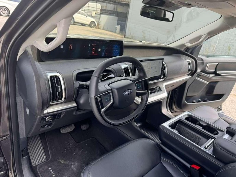 Ford Expedition Vehicle Full-screen Gallery Image 23