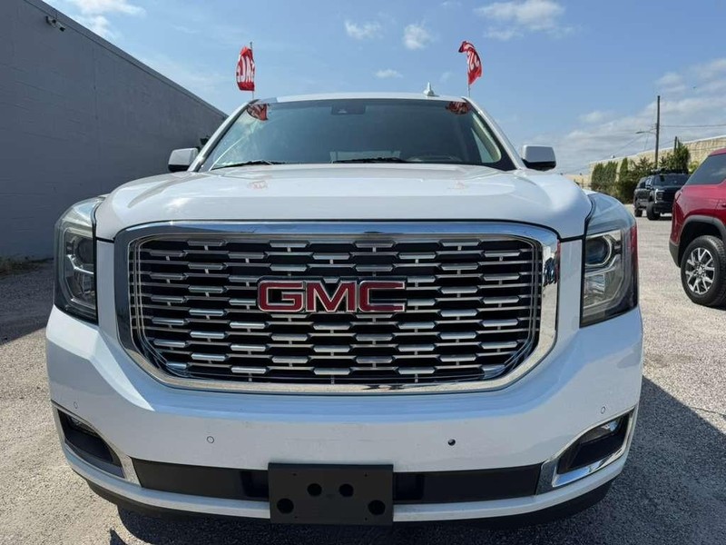 GMC Yukon Vehicle Full-screen Gallery Image 3