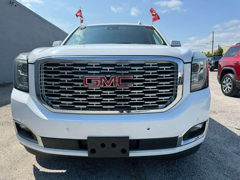 GMC Yukon Vehicle Full-screen Gallery Image 4