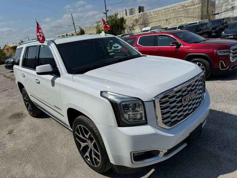 GMC Yukon Vehicle Full-screen Gallery Image 6