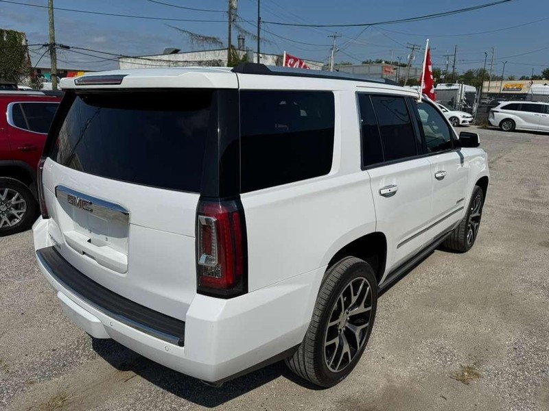 GMC Yukon Vehicle Full-screen Gallery Image 10