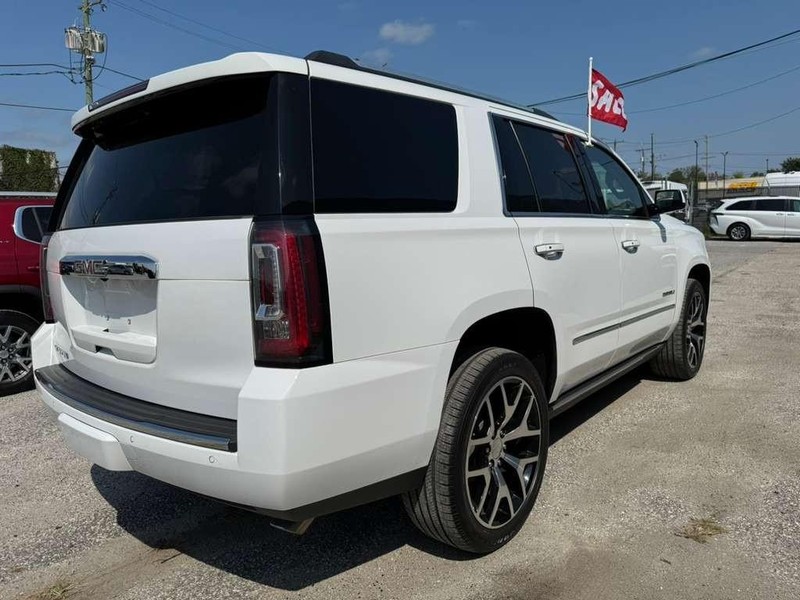 GMC Yukon Vehicle Full-screen Gallery Image 11