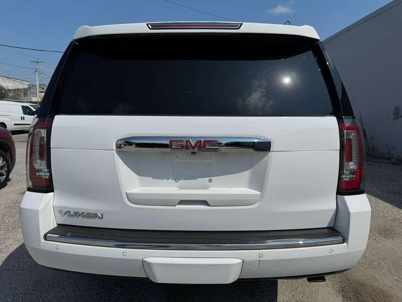 GMC Yukon Vehicle Full-screen Gallery Image 12