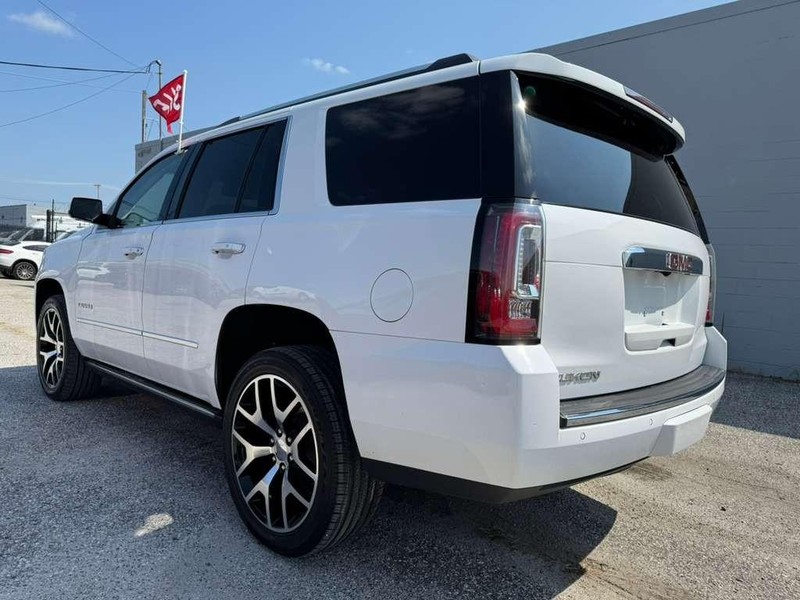 GMC Yukon Vehicle Full-screen Gallery Image 13