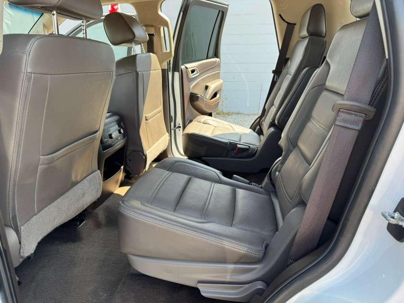 GMC Yukon Vehicle Full-screen Gallery Image 15
