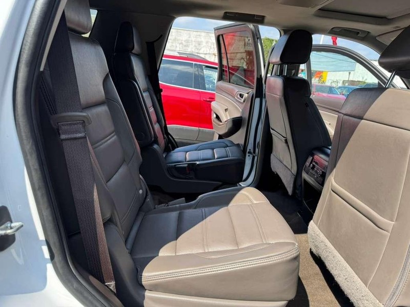 GMC Yukon Vehicle Full-screen Gallery Image 17