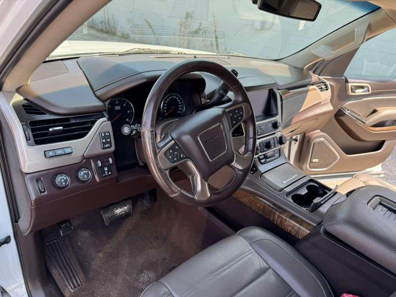 GMC Yukon Vehicle Full-screen Gallery Image 19