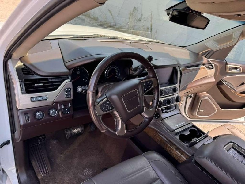 GMC Yukon Vehicle Full-screen Gallery Image 21