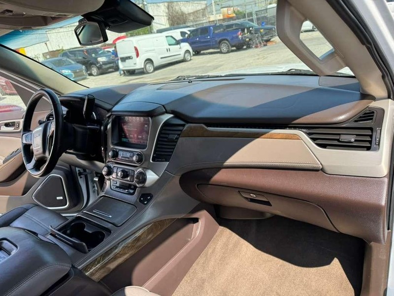GMC Yukon Vehicle Full-screen Gallery Image 24
