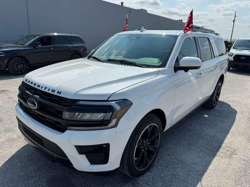 Ford Expedition Max Vehicle Full-screen Gallery Image 6
