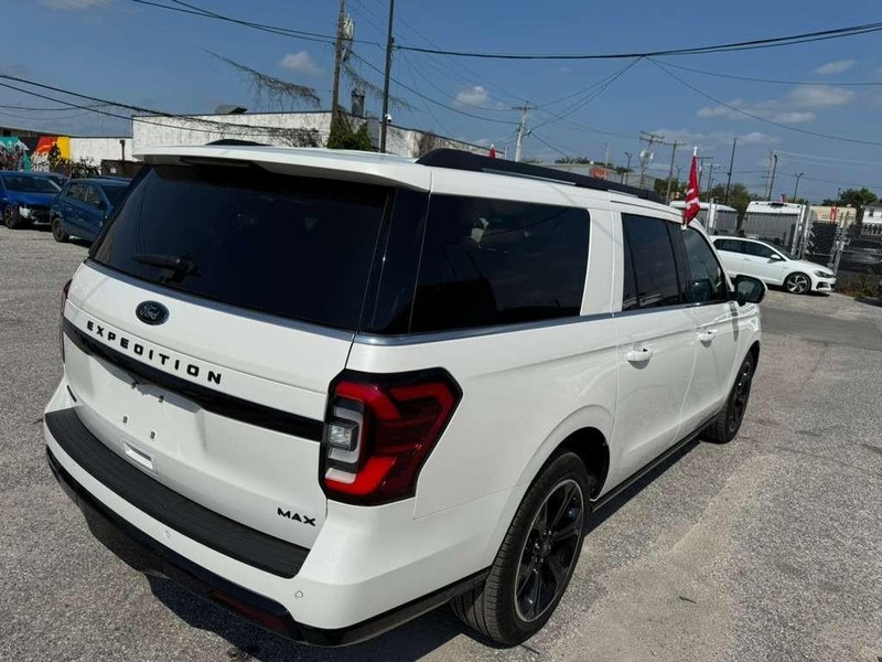 Ford Expedition Max Vehicle Full-screen Gallery Image 8