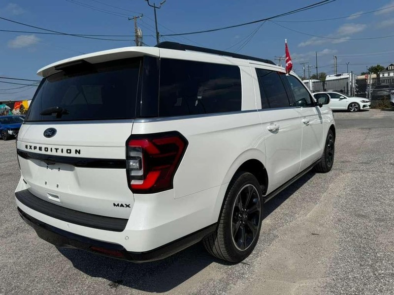 Ford Expedition Max Vehicle Full-screen Gallery Image 9