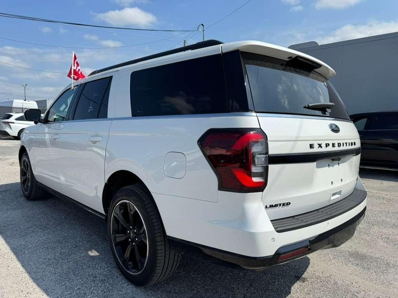 Ford Expedition Max Vehicle Full-screen Gallery Image 11