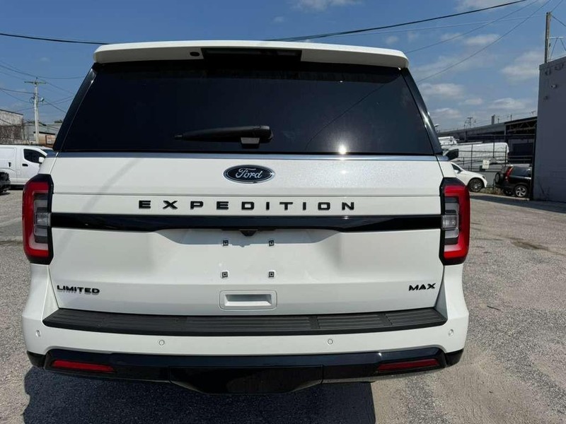 Ford Expedition Max Vehicle Full-screen Gallery Image 13
