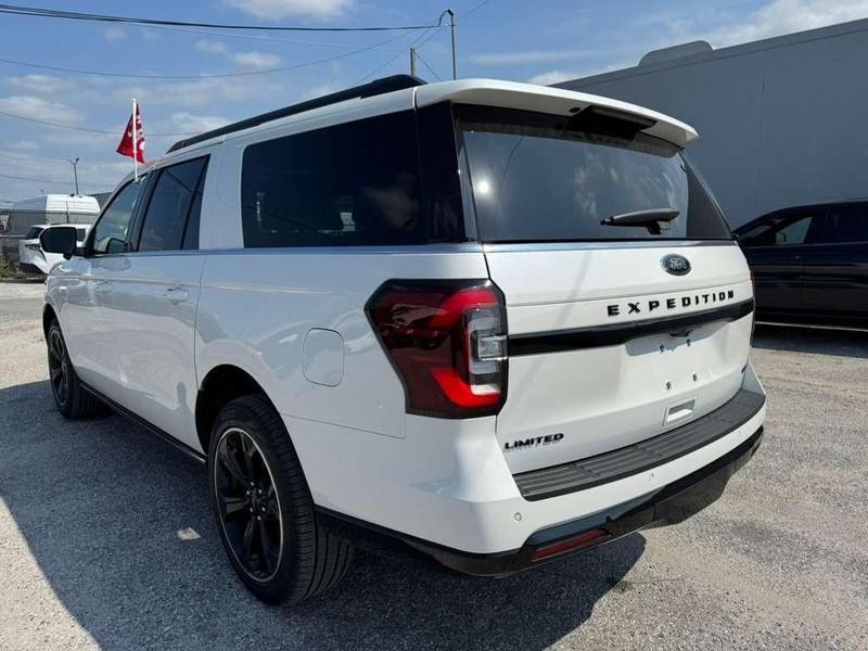 Ford Expedition Max Vehicle Full-screen Gallery Image 15