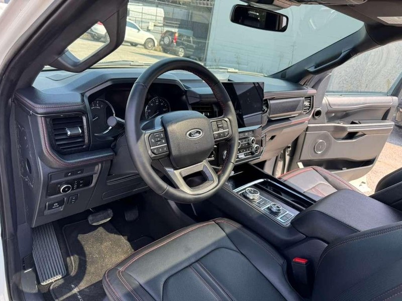 Ford Expedition Max Vehicle Full-screen Gallery Image 16
