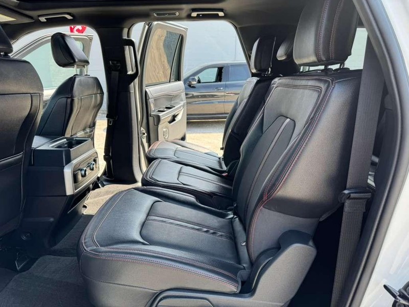 Ford Expedition Max Vehicle Full-screen Gallery Image 17