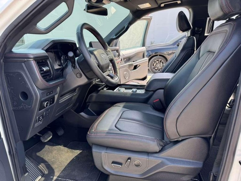 Ford Expedition Max Vehicle Full-screen Gallery Image 19