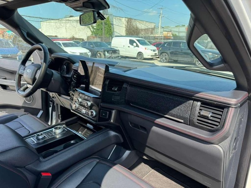 Ford Expedition Max Vehicle Full-screen Gallery Image 22