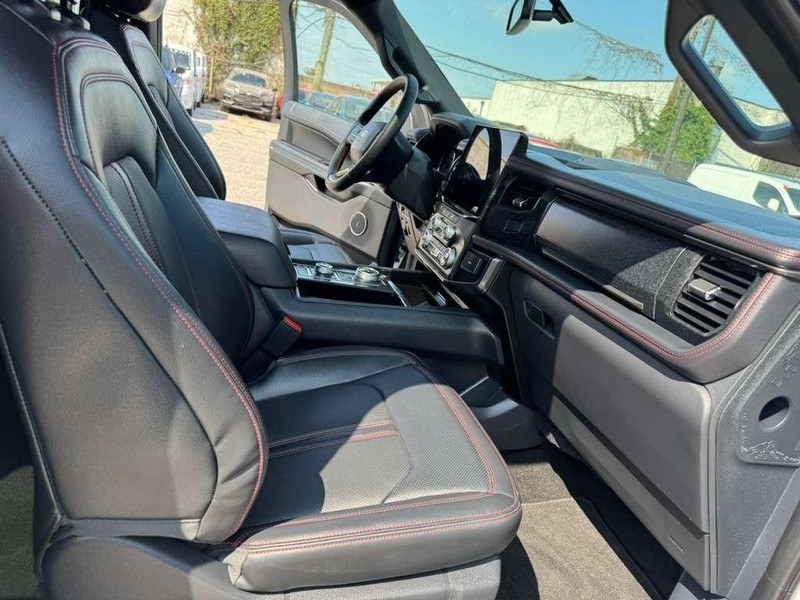Ford Expedition Max Vehicle Full-screen Gallery Image 23