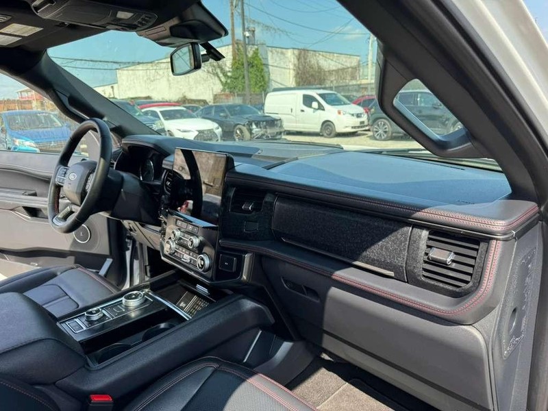 Ford Expedition Max Vehicle Full-screen Gallery Image 24