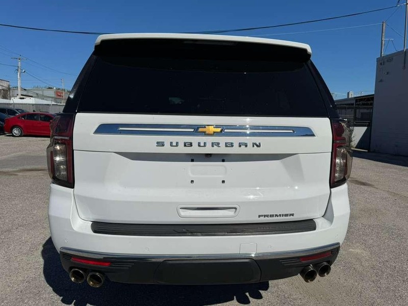 Chevrolet Suburban Vehicle Full-screen Gallery Image 8