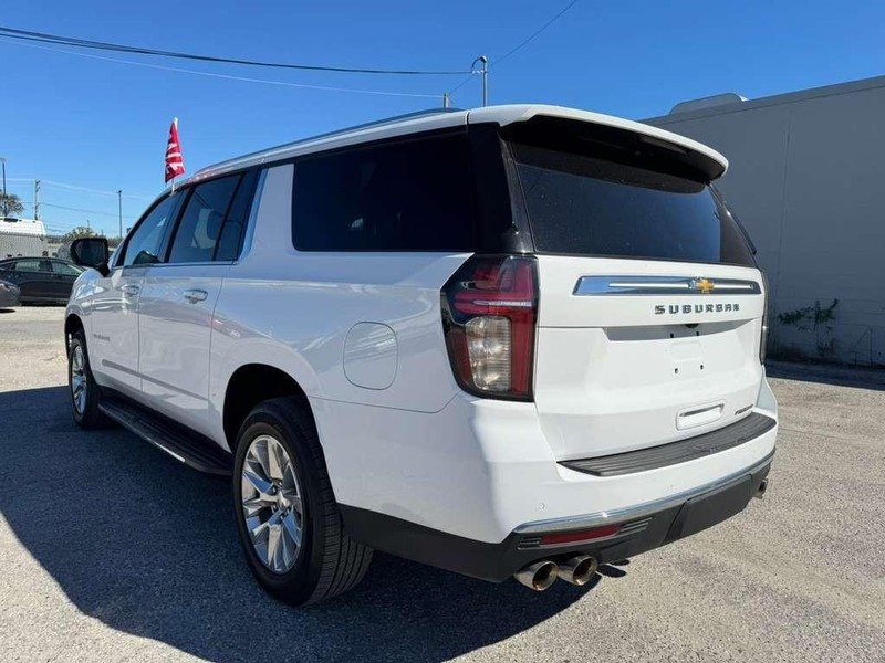 Chevrolet Suburban Vehicle Full-screen Gallery Image 9