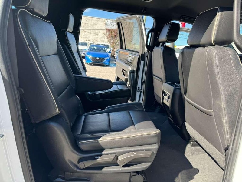 Chevrolet Suburban Vehicle Full-screen Gallery Image 11