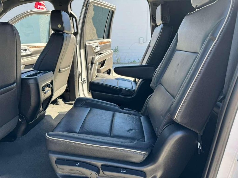 Chevrolet Suburban Vehicle Full-screen Gallery Image 12