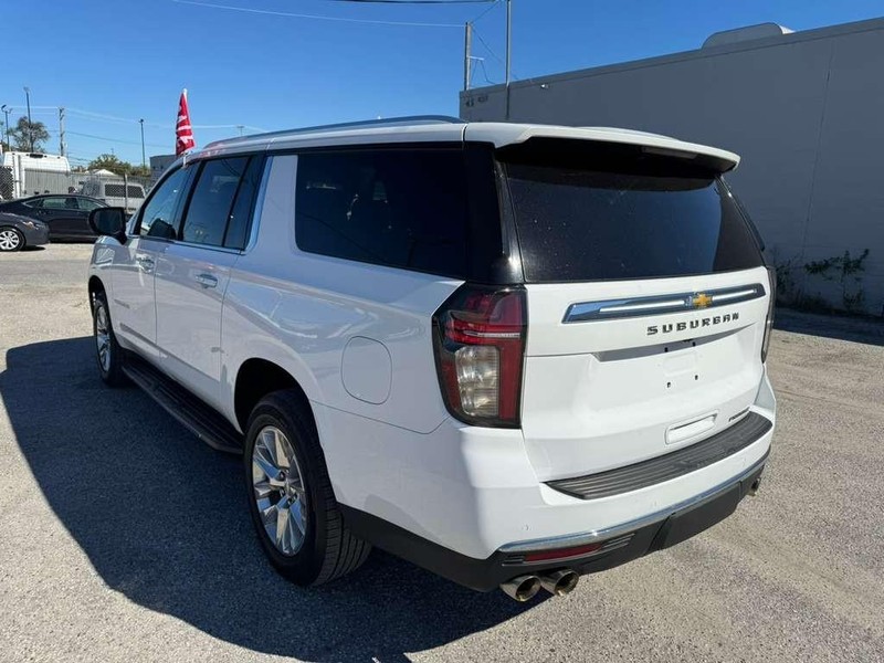 Chevrolet Suburban Vehicle Full-screen Gallery Image 13