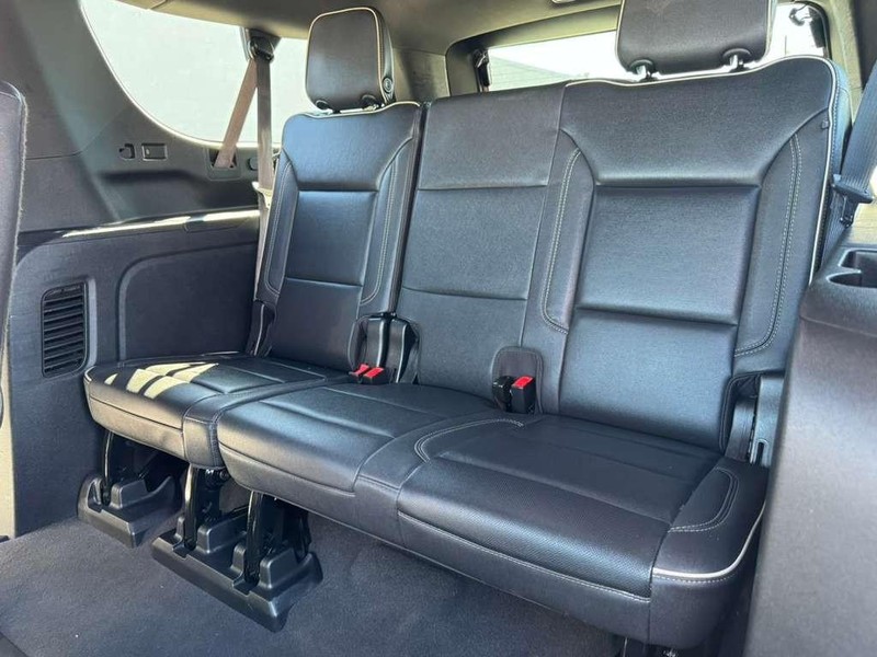 Chevrolet Suburban Vehicle Full-screen Gallery Image 14
