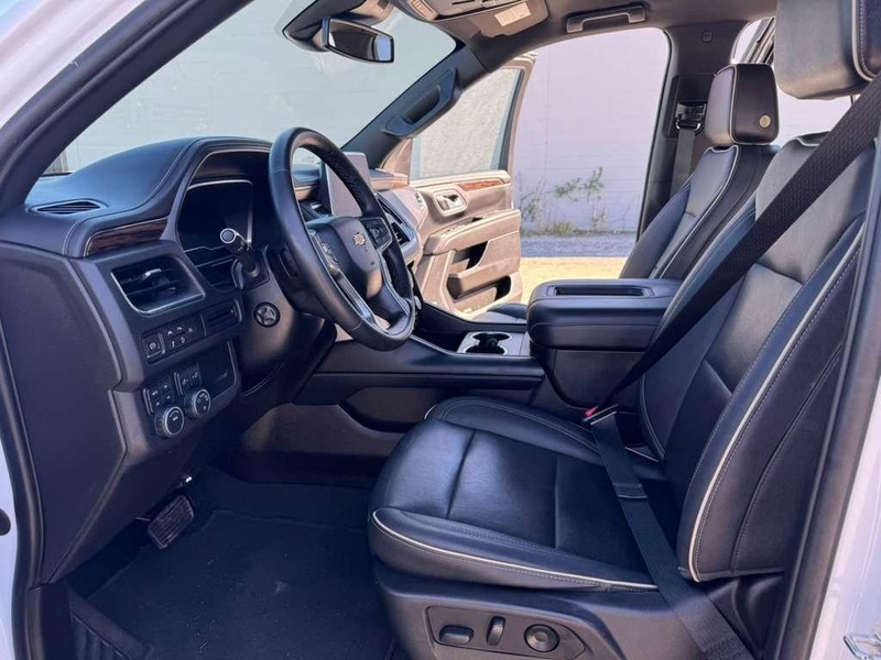 Chevrolet Suburban Vehicle Full-screen Gallery Image 15